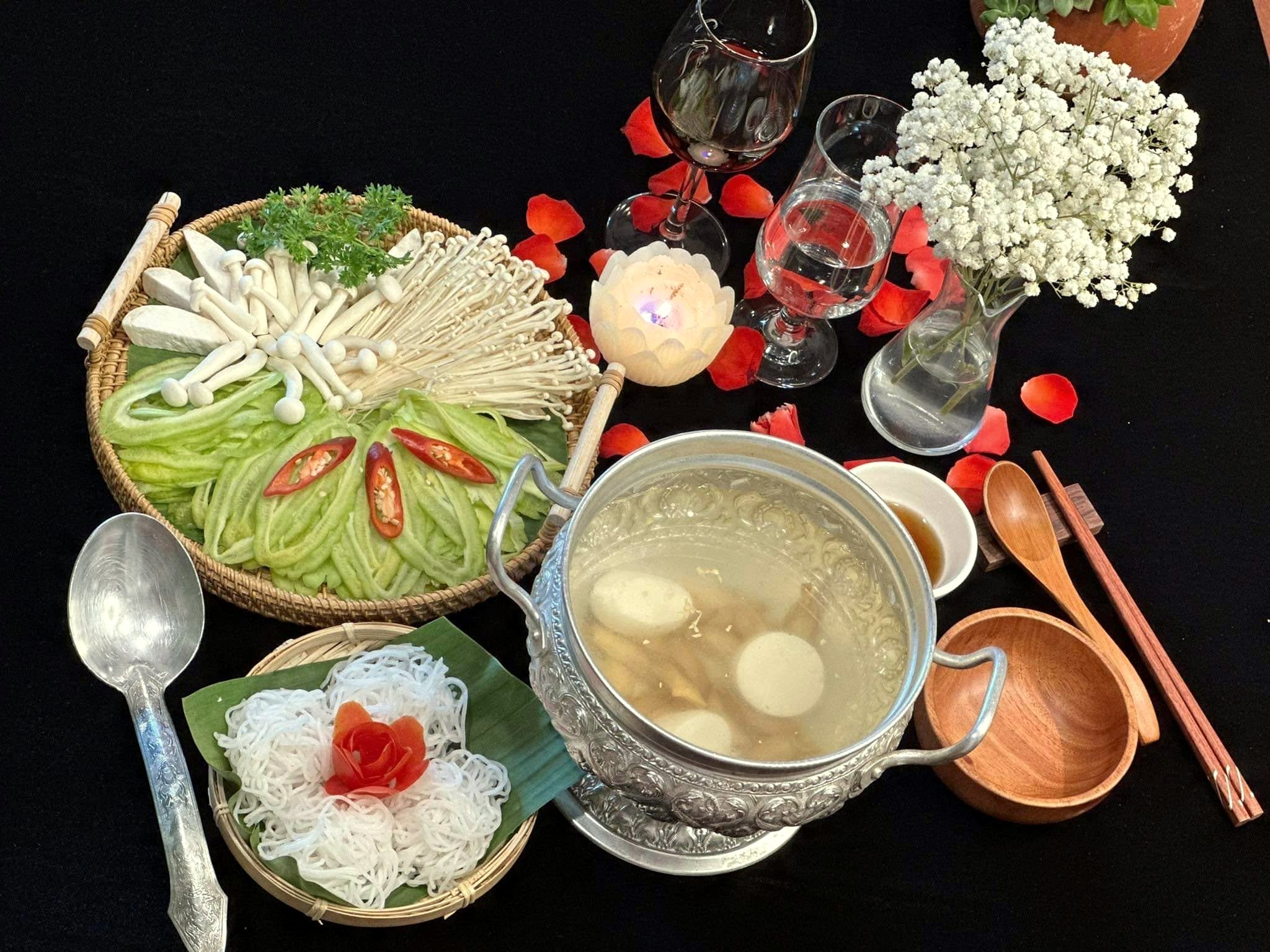 Nguyên liệu lẩu Hoan Hỷ — nấm, rau, bún tươi