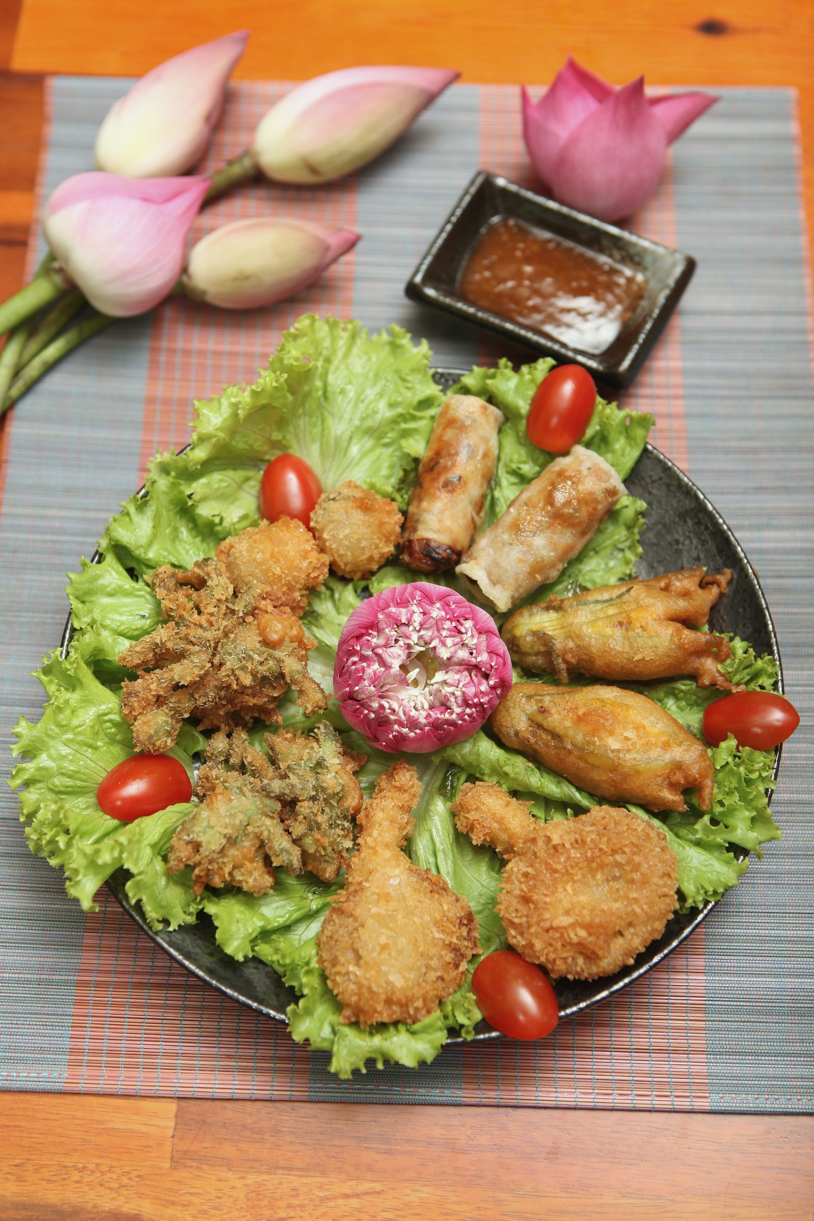 Mâm khai vị chiên giòn bày cùng sen tươi