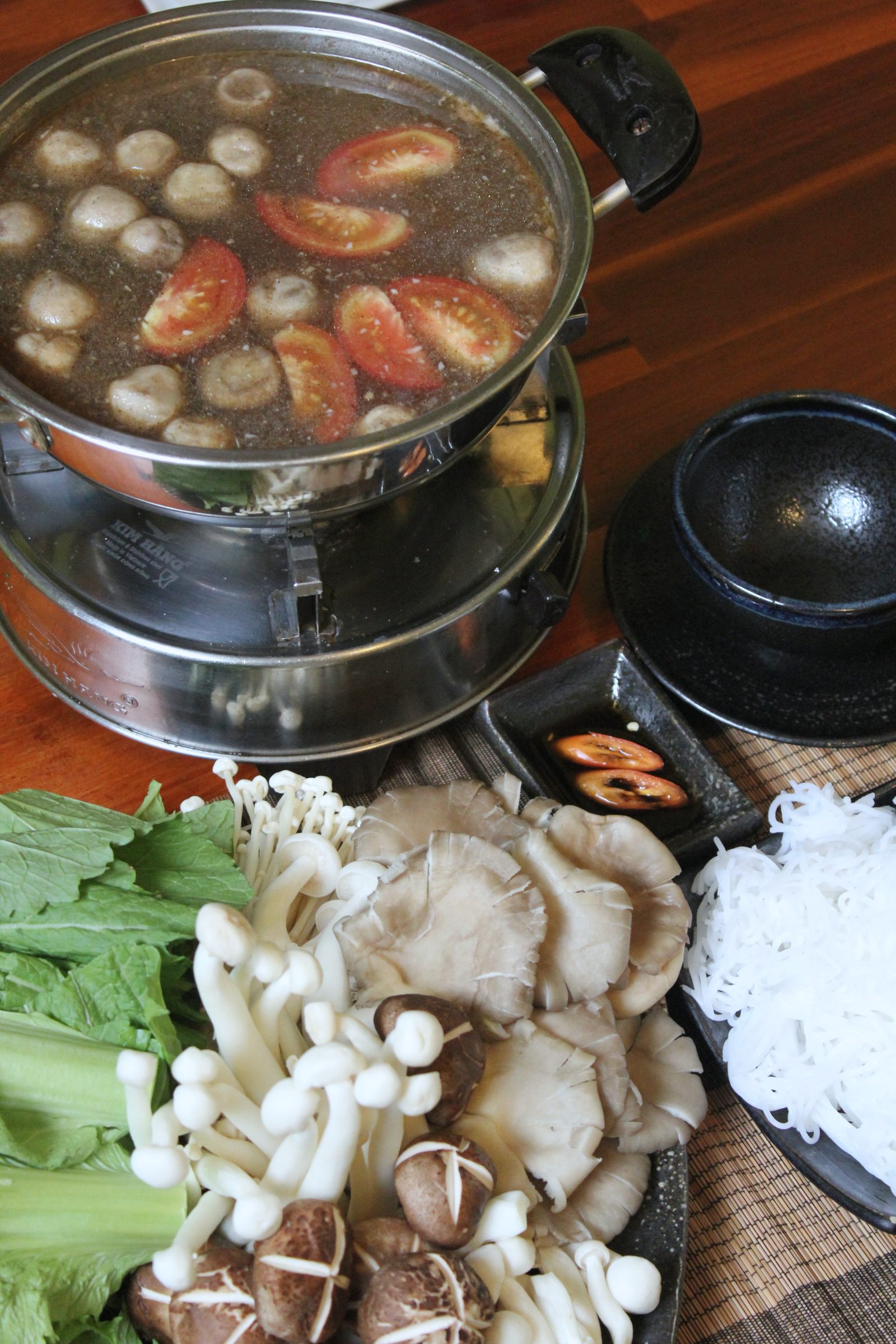 Lẩu nấm dọn tràn bàn — nấm, rau xanh, bún tươi