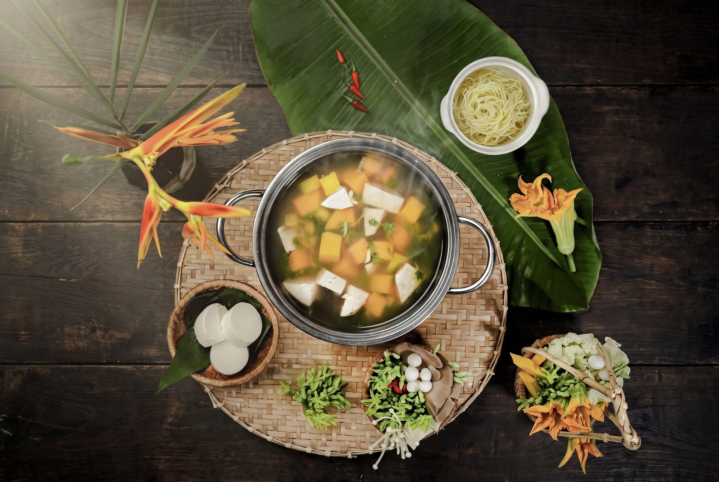 Mâm súp nóng dọn trên mẹt tre với hoa chuối rừng